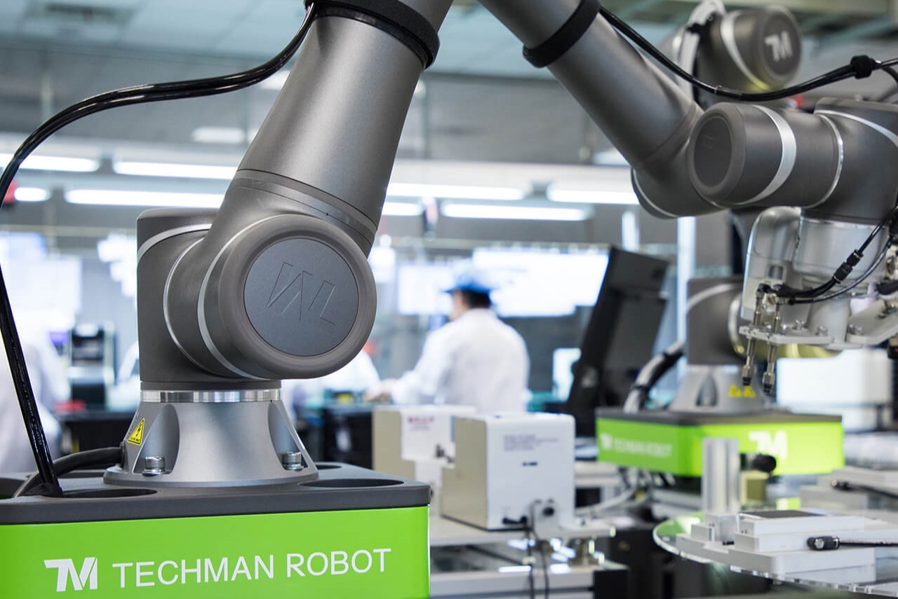 HOW COBOTS EMPOWER HUMANS IN THE MANUFACTURING INDUSTRY